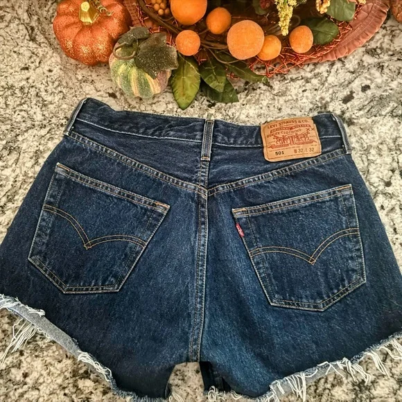 Levi’s Denim Dark Wash Blue Jean Cutoffs  Shorts Women’s Size 32 euc - Picture 10 of 11
